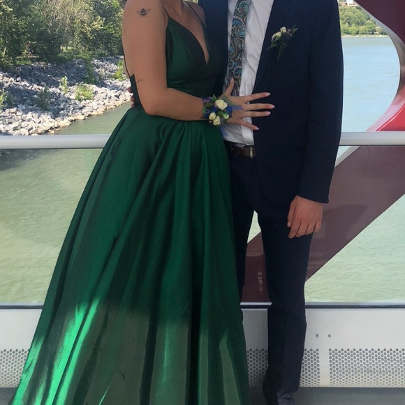 Lightly used Sherri Hill emerald grad ball gown 💚 - Picture 4 of 6